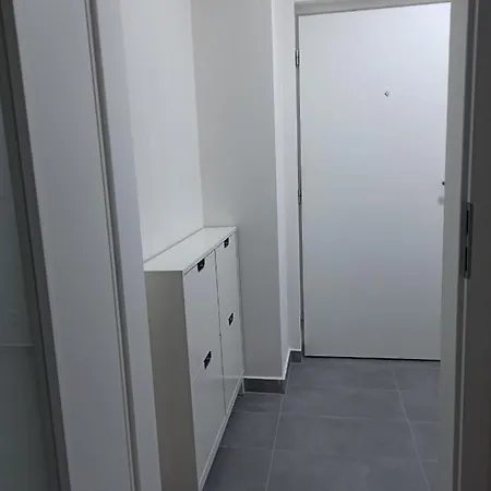 Jednopokojovy Byt, Kuchyn, Koupelna S Wc, Predsin, Ulozny Prostor Pro Kola, Parkovaci Stani